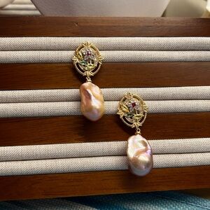 M205 LUXE - Flame Ball Freshwater Jumbo Pearl Gold Flower Dangle Post Earrings